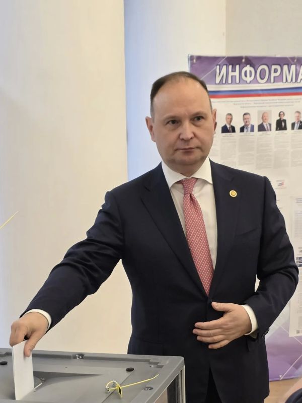 Председатель Избирательной комиссии Мурманской области Антон Богомолов дал старт голосованию в Кировске Председатель Избирательной комиссии Мурманской области Антон Богомолов дал старт голосованию в Кировске
