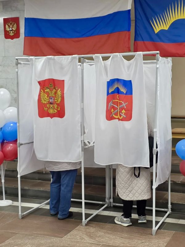 Председатель Избирательной комиссии Мурманской области Антон Богомолов дал старт голосованию в Кировске Председатель Избирательной комиссии Мурманской области Антон Богомолов дал старт голосованию в Кировске