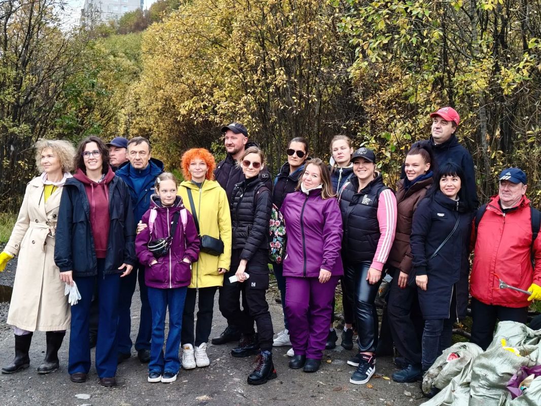 В Мурманске прошел традиционный осенний общегородской субботник В Мурманске прошел традиционный осенний общегородской субботник