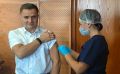 Заместитель губернатора — министр здравоохранения Мурманской области Дмитрий Панычев личным примером призвал северян к вакцинации против гриппа