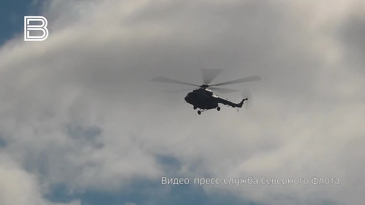 Военнослужащие Северного флота во время учений десантировались с борта вертолета