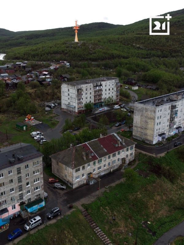 Мишуково – маленький поселок с видом на большие ледоколы Мишуково – маленький поселок с видом на большие ледоколы