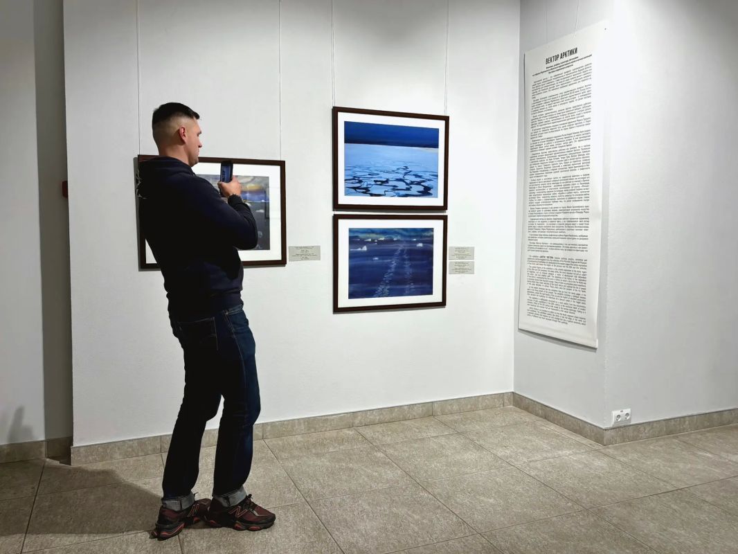 Живопись, графика, скульптура и фотография: в Мурманске открылась выставка «Вектор Арктики» Живопись, графика, скульптура и фотография: в Мурманске открылась выставка «Вектор Арктики»