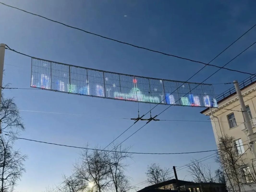Знакомые символы Мурманска теперь сияют на улицах города Знакомые символы Мурманска теперь сияют на улицах города