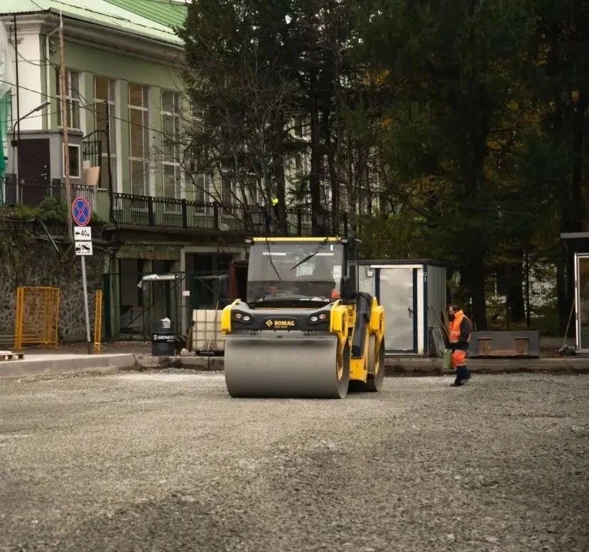 В Мурманске продолжается реконструкция Нижней привокзальной площади: акцент на безопасность пешеходов и удобство общественного транспорта