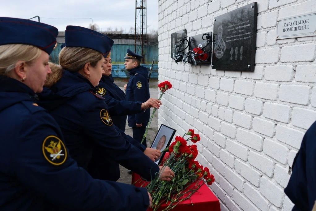 В Мурмашах увековечили память героя специальной военной операции Дениса Холодилова В Мурмашах увековечили память героя специальной военной операции Дениса Холодилова