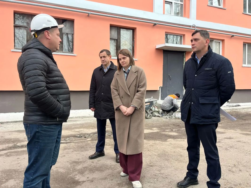 «Видно как город преображается »: Ольга Вовк совместно с Минстроем проверила ход капитального ремонта домов в Мурманске