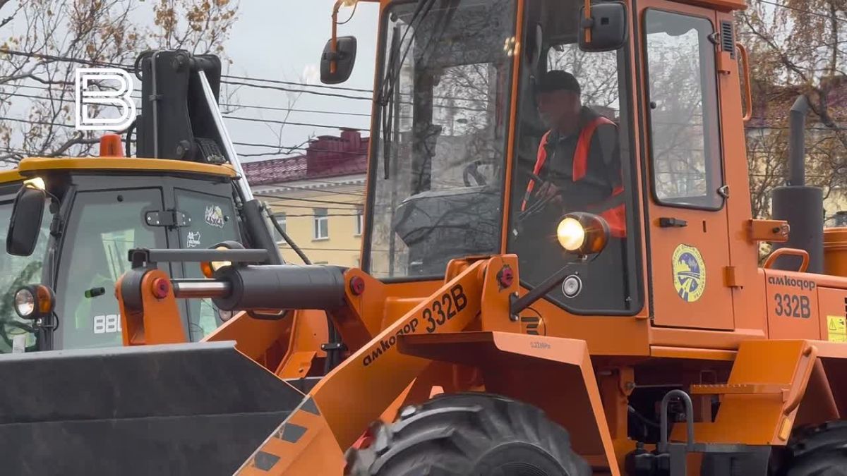 Городская техника проследовала парадной колонной по проспекту Ленина в Мурманске