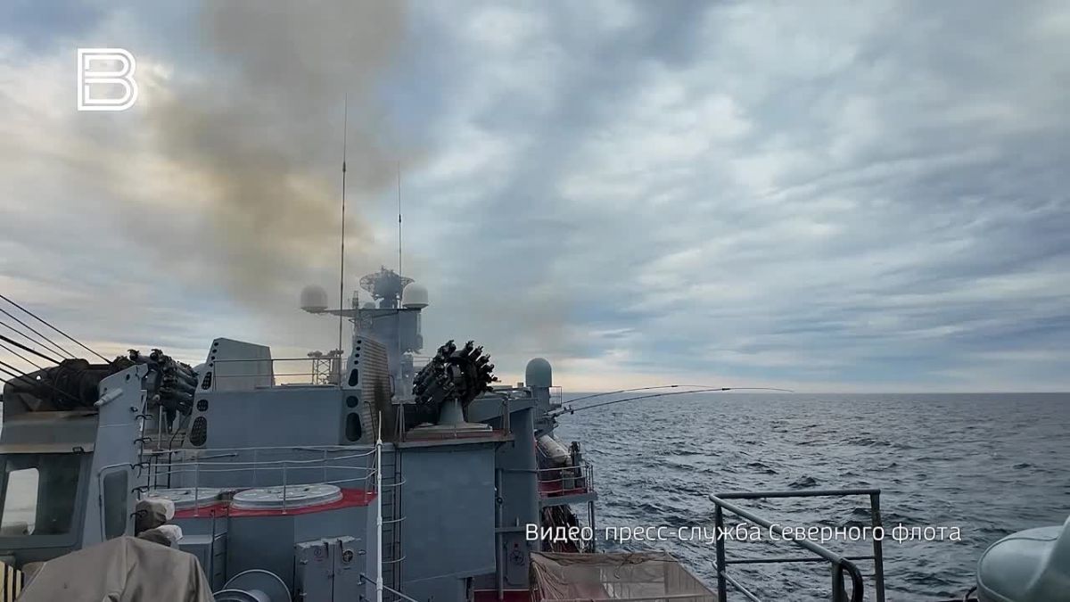Противолодочные корабли Северного флота во время учений выполнили артиллерийские и зенитные стрельбы в Баренцевом море