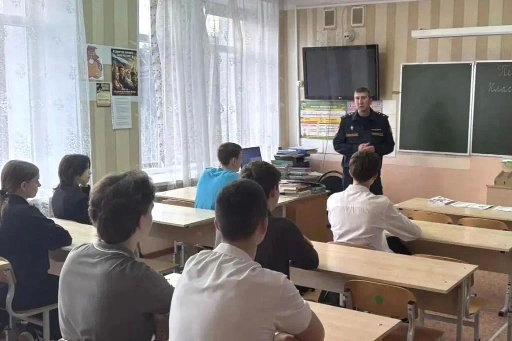 Представитель УФСИН России по Мурманской области встретился со старшеклассниками