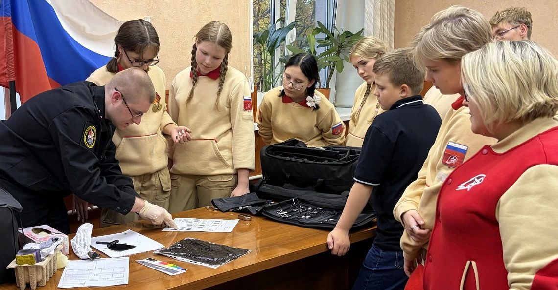 В ЗАТО город Североморск военные следователи провели урок по криминалистике для юнармейцев В ЗАТО город Североморск военные следователи провели урок по криминалистике для юнармейцев
