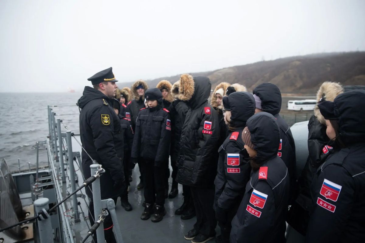 Военные моряки провели экскурсии на корабли Северного флота для жителей Таймыра