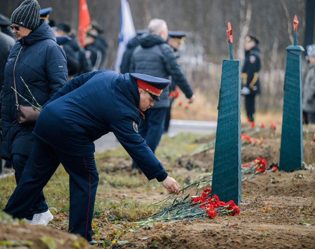 Офицеры СУ СК России по Мурманской области приняли участие в торжественной церемонии захоронения останков советских воинов, погибших в годы Великой Отечественной войны Офицеры СУ СК России по Мурманской области приняли участие в торжественной церемонии захоронения останков советских воинов, погибших в годы Великой Отечественной войны