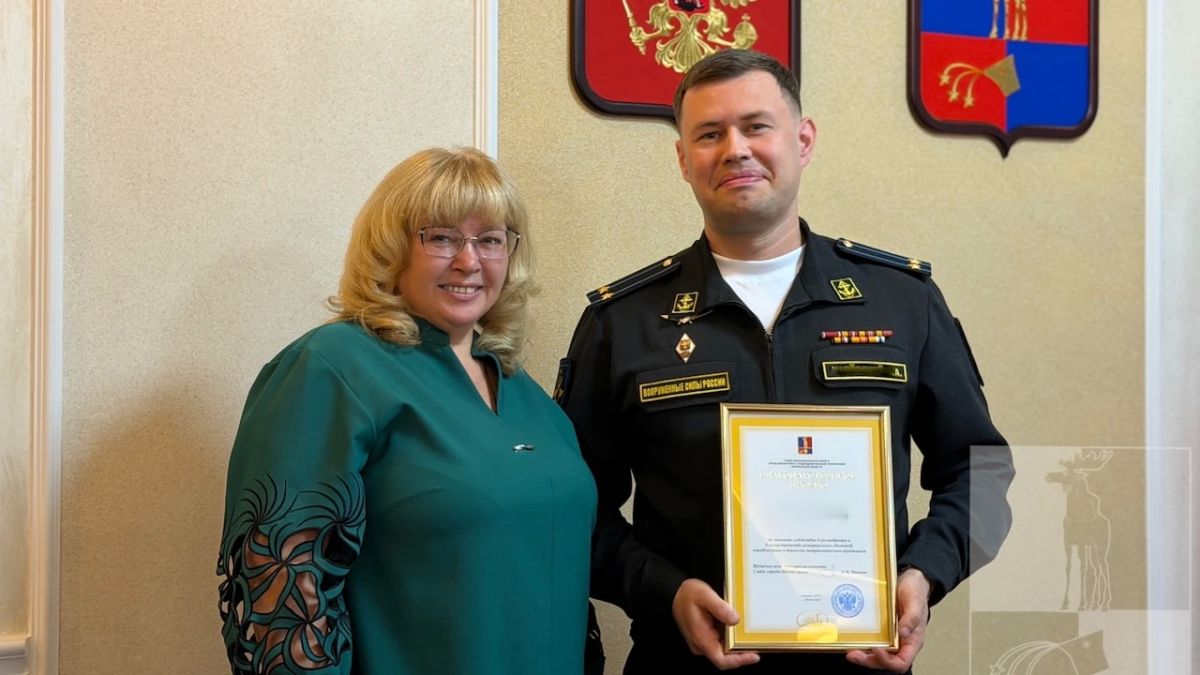 В Мончегорске чествовали сотрудников экстренных служб и военнослужащих В Мончегорске чествовали сотрудников экстренных служб и военнослужащих