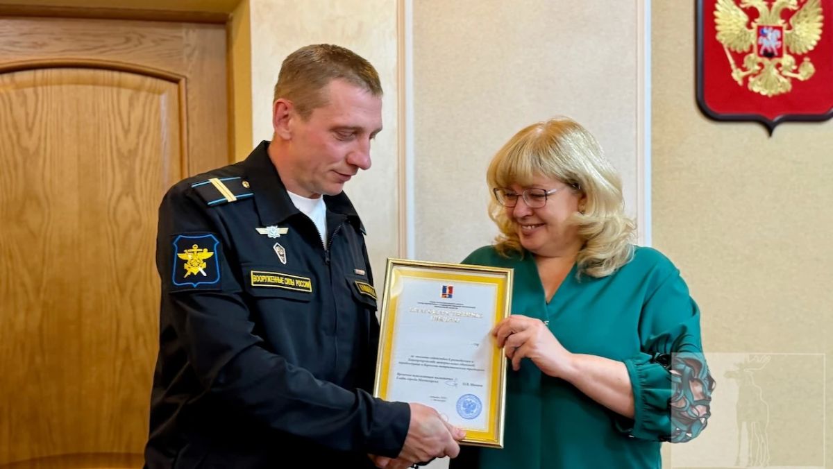 В Мончегорске чествовали сотрудников экстренных служб и военнослужащих В Мончегорске чествовали сотрудников экстренных служб и военнослужащих
