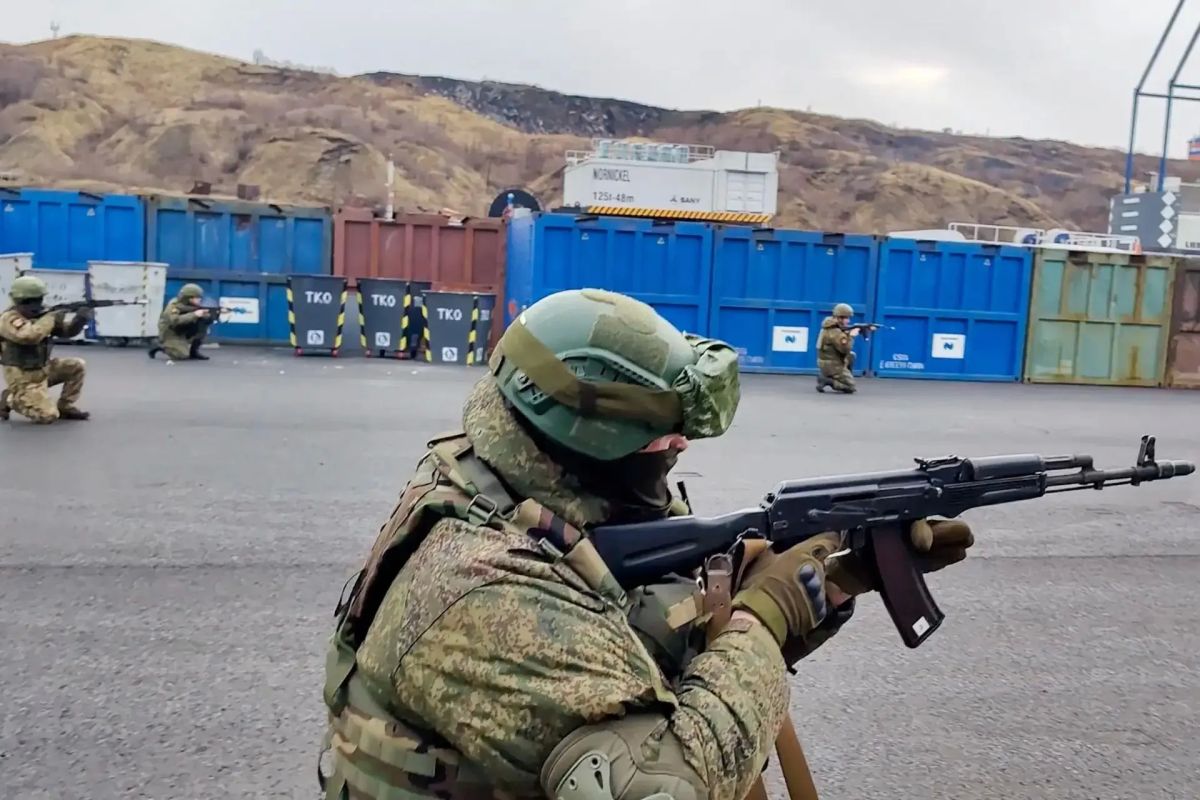 Североморцы успешно отработали защиту арктического порта на учениях Североморцы успешно отработали защиту арктического порта на учениях