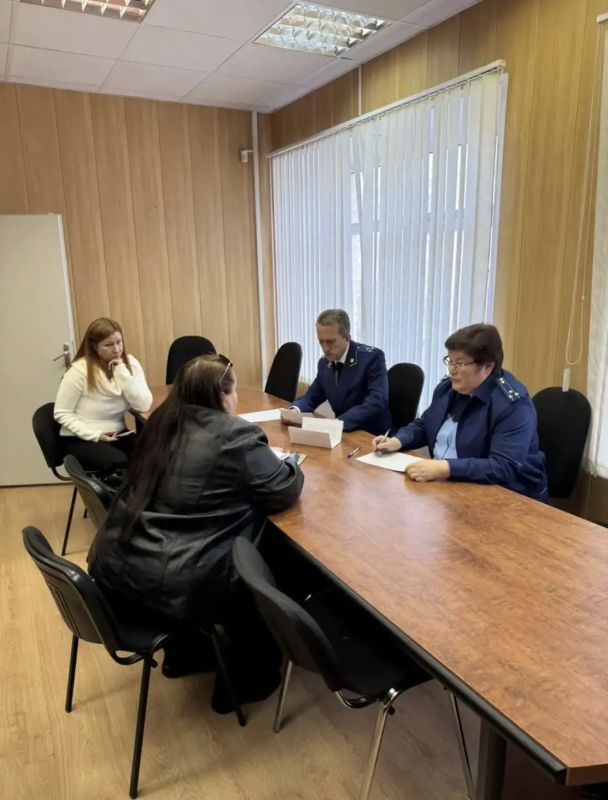 Заместитель прокурора Мурманской области Василий Шилин провел выездной прием жителей Октябрьского округа Мурманска Заместитель прокурора Мурманской области Василий Шилин провел выездной прием жителей Октябрьского округа Мурманска