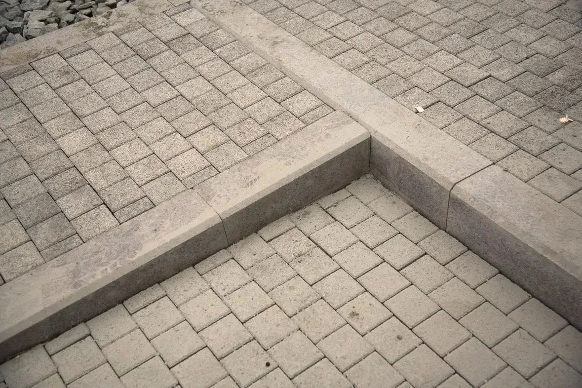 В Мурманске обновили привокзальную площадь и открыли новую остановку на Папанина В Мурманске обновили привокзальную площадь и открыли новую остановку на Папанина