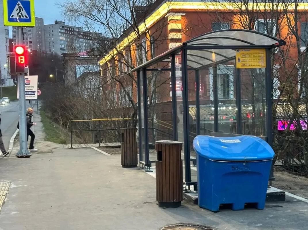 В Мурманске обновили привокзальную площадь и открыли новую остановку на Папанина В Мурманске обновили привокзальную площадь и открыли новую остановку на Папанина
