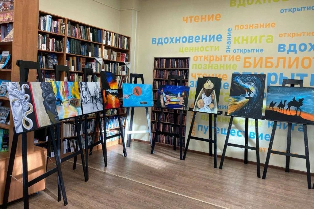 В Оленегорске открылась выставка работ художниц из колонии-поселения №24 В Оленегорске открылась выставка работ художниц из колонии-поселения №24