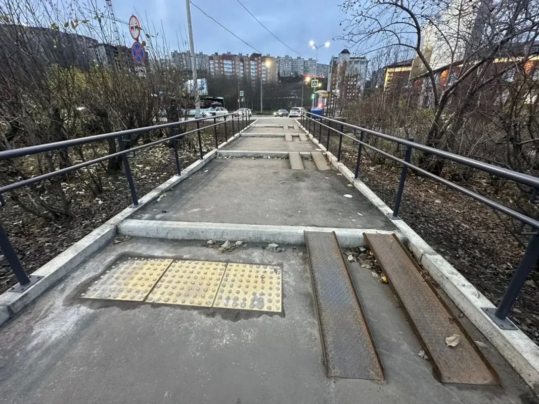 В Мурманске обновили привокзальную площадь и открыли новую остановку на Папанина В Мурманске обновили привокзальную площадь и открыли новую остановку на Папанина