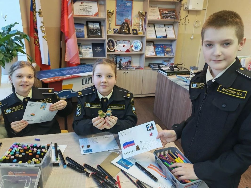 Кадеты Мурманска передали письма и талисманы бойцам Кадеты Мурманска передали письма и талисманы бойцам