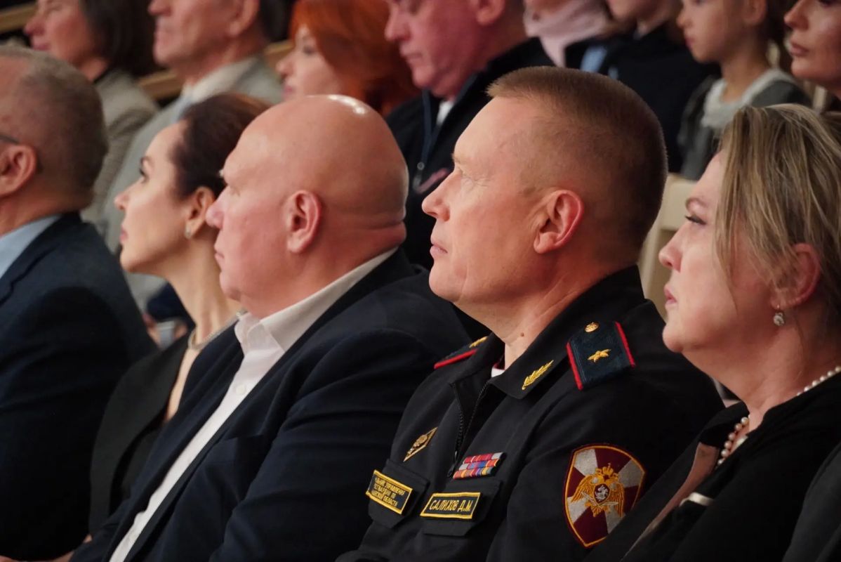 К 82-й годовщине освобождения Заполярья: в Мурманске выступил Образцово-показательный оркестр войск национальной гвардии России К 82-й годовщине освобождения Заполярья: в Мурманске выступил Образцово-показательный оркестр войск национальной гвардии России
