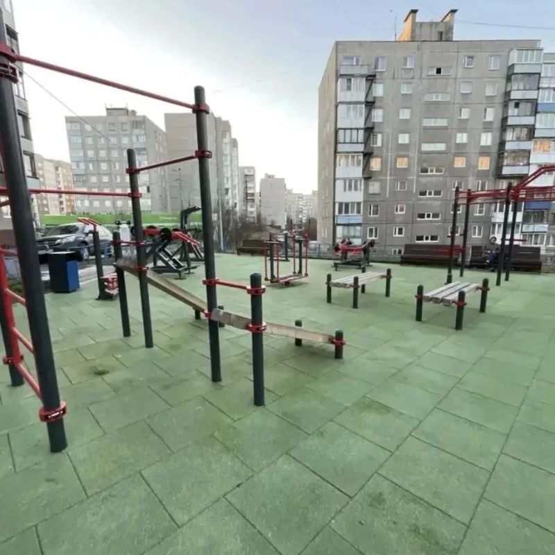 В Мурманске продолжают приводить в порядок спортивные площадки В Мурманске продолжают приводить в порядок спортивные площадки
