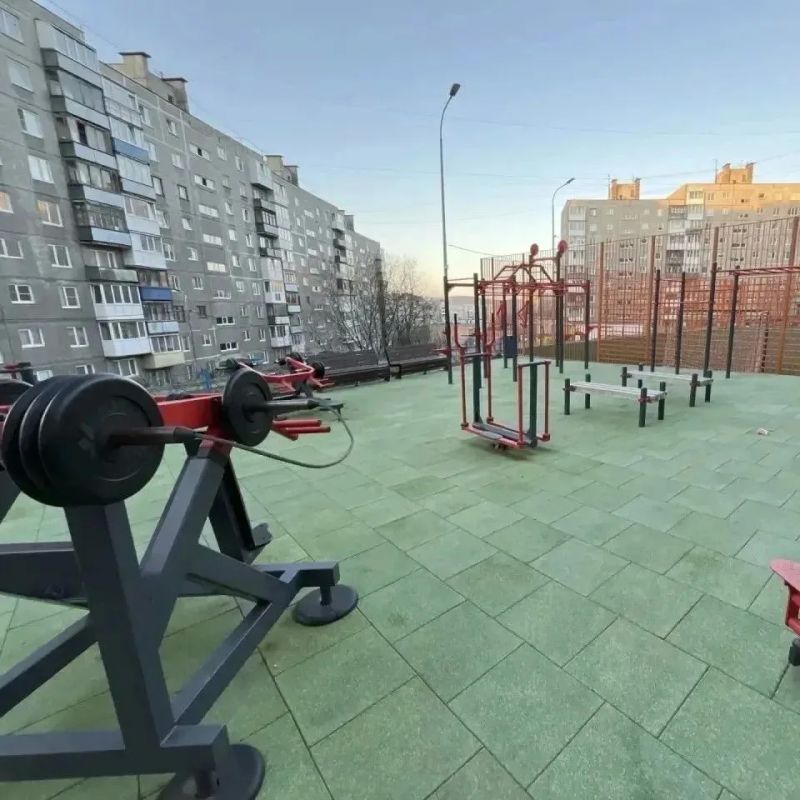 В Мурманске продолжают приводить в порядок спортивные площадки В Мурманске продолжают приводить в порядок спортивные площадки