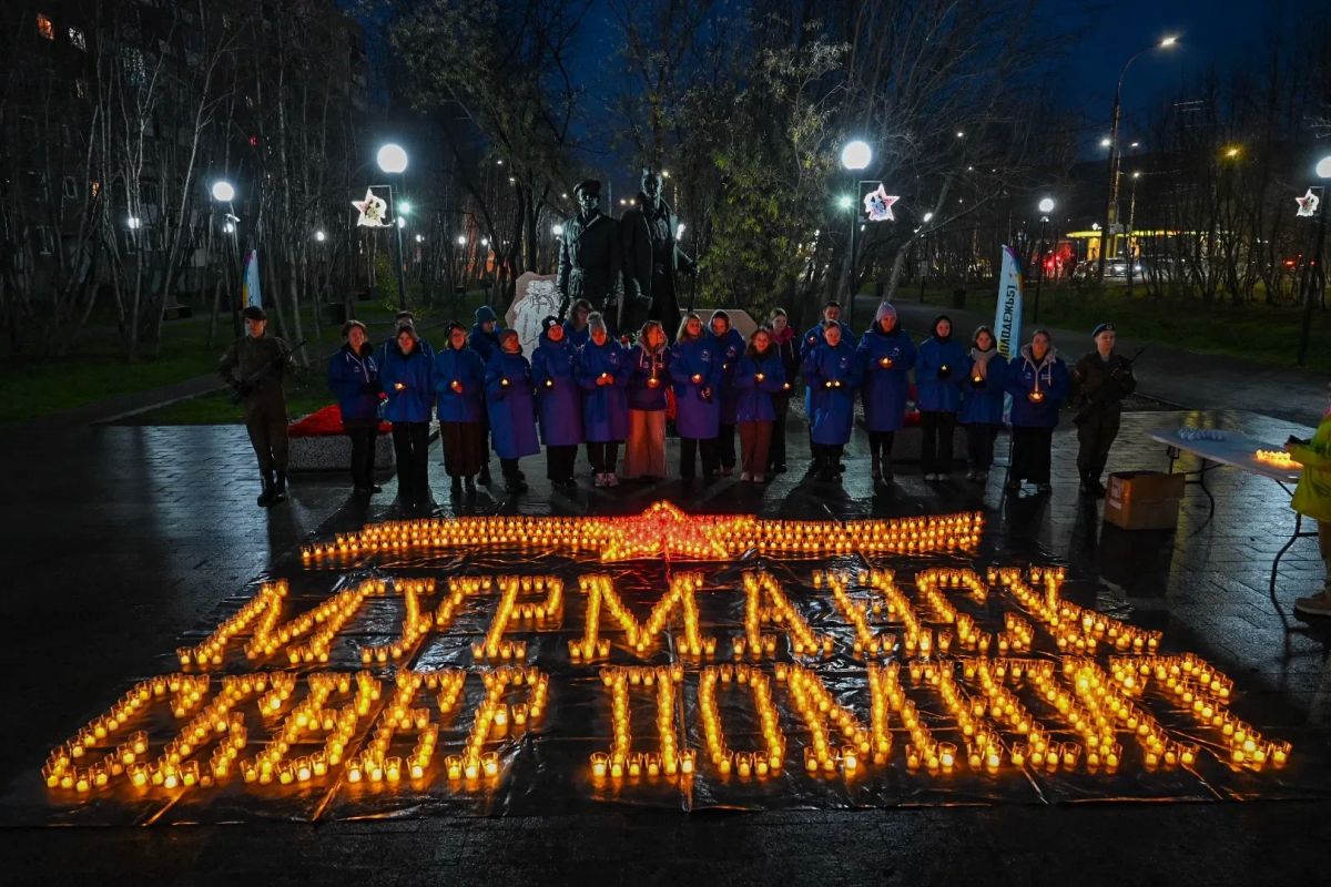1,5 тысячи свечей зажгли мурманчане у памятника воинам Полярной дивизии 1,5 тысячи свечей зажгли мурманчане у памятника воинам Полярной дивизии