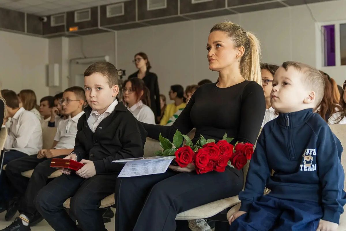 В школе № 49 (ул. Скальная, 12) торжественно открыли 53ю «Парту Героя», посвященную Ярославу Сергеевичу Курчееву В школе № 49 (ул. Скальная, 12) торжественно открыли 53ю «Парту Героя», посвященную Ярославу Сергеевичу Курчееву