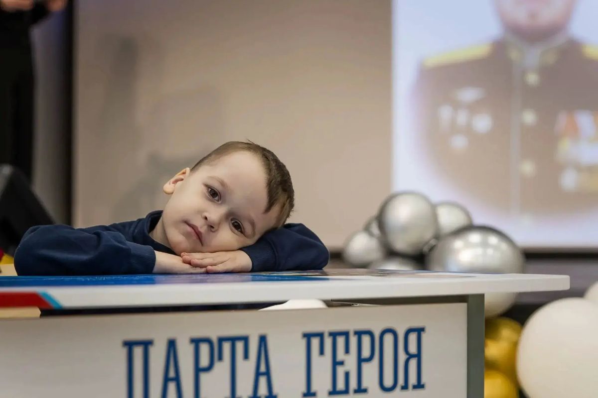В школе № 49 (ул. Скальная, 12) торжественно открыли 53ю «Парту Героя», посвященную Ярославу Сергеевичу Курчееву
