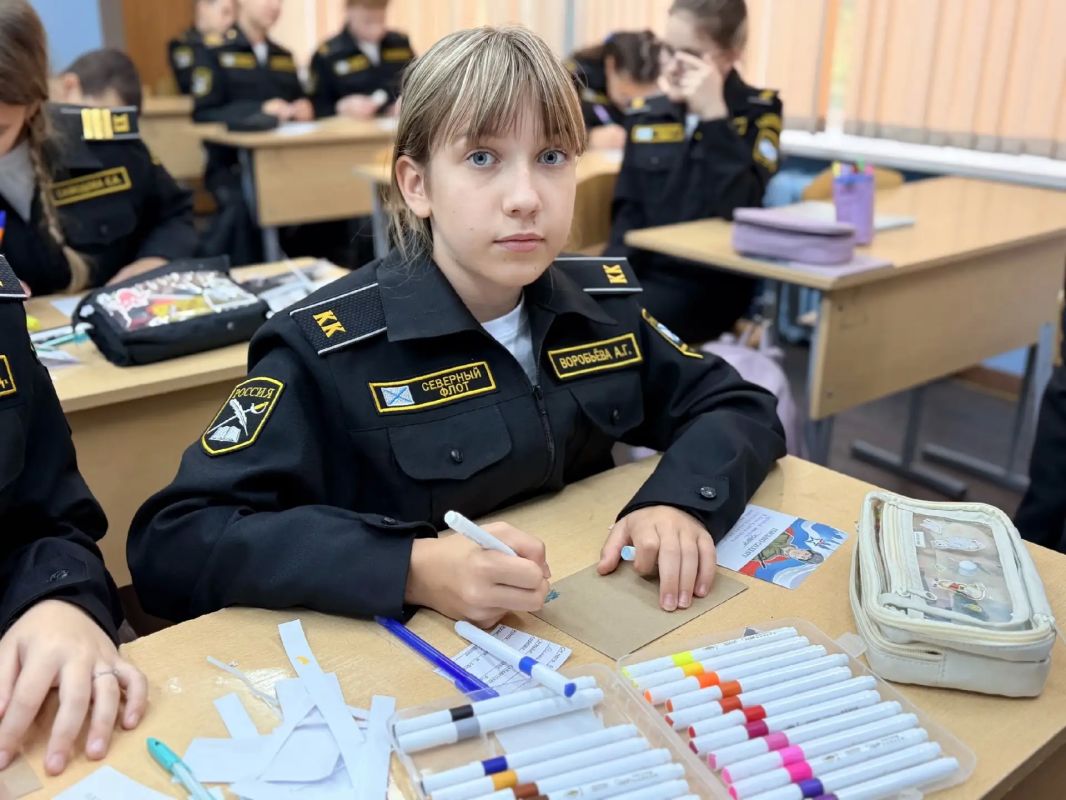 Кадеты из Мурманска передали бойцам конфеты, масксети и письма поддержки Кадеты из Мурманска передали бойцам конфеты, масксети и письма поддержки