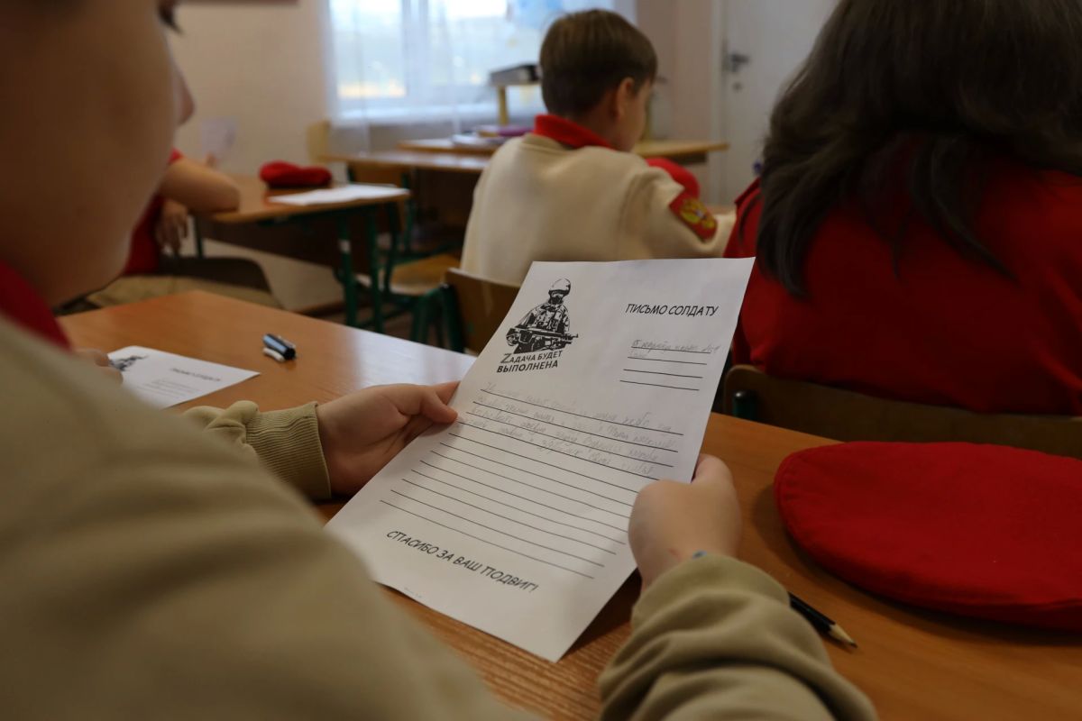 Юнармейцы из Мурманской области написали письма военнослужащим в зону СВО Юнармейцы из Мурманской области написали письма военнослужащим в зону СВО