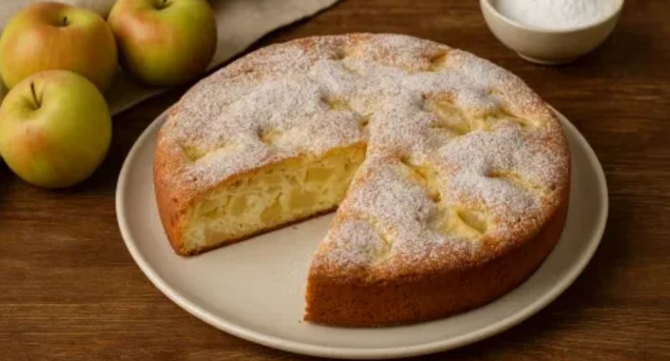 Ароматы детства: как приготовить вкуснейшую шарлотку с яблоками и творогом