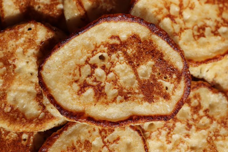 Как приготовить пышные оладьи на кефире: самый простой и вкусный рецепт