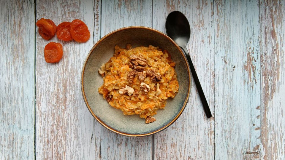 Яркая и полезная оранжевая овсянка с морковью и курагой