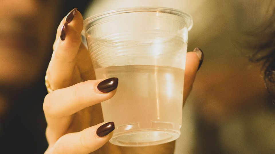 Пластиковый стаканчик оказался незаменим на даче: все дело в секретном применении