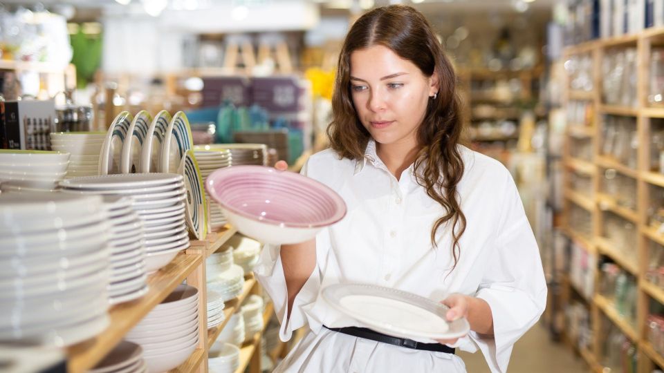 Гости вас засмеют: этой посуде давно не место в шкафах