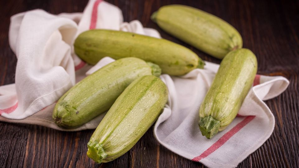 Вкуснее надоевших оладий: это сытное блюдо из кабачков готовится за 15 минут