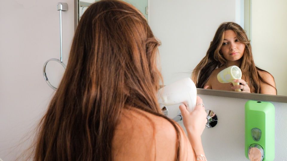 Вот почему волосы выпадают клочьями: эту ошибку совершают 99% женщин каждый день