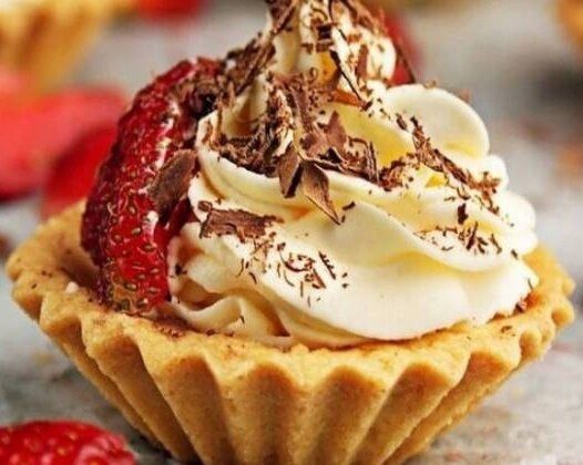 Нежные песочные корзинки с кремом и клубникой