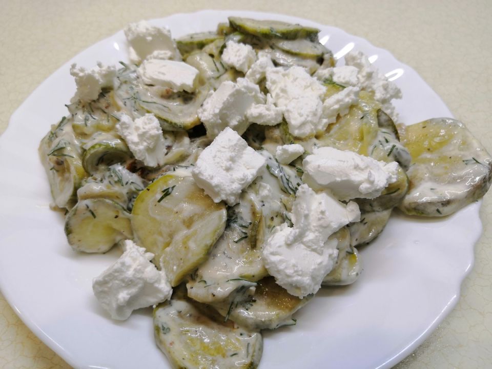 Теплый салат из запеченных кабачков: легкое и вкусное решение для вашего стола