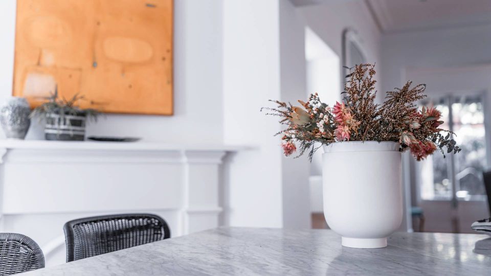 Отмоете от зеленого налета любую вазу: налейте внутрь одно чудо-средство