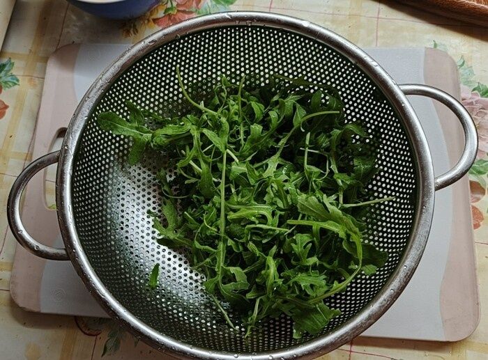 Салат с копченой курицей, апельсином и брынзой