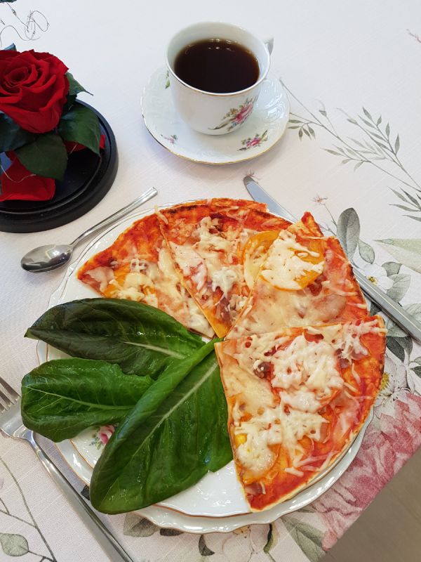 Вкусная пицца из тортильи с беконом для активных выходных