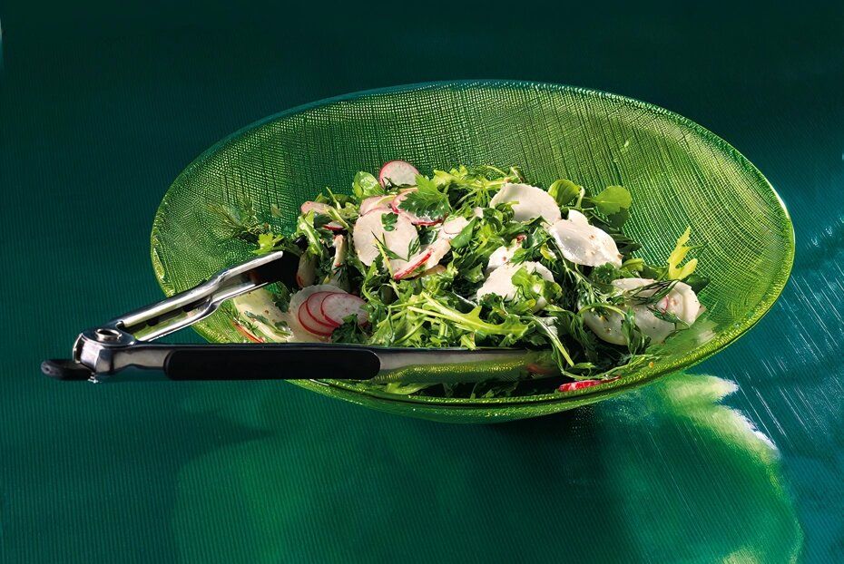 Свежий зеленый салат с редисом и дайконом под сметанной заправкой