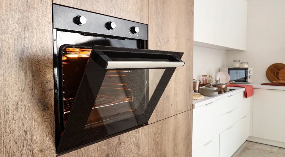 Как часто стоит чистить духовку, чтобы избежать пищевых отравлений