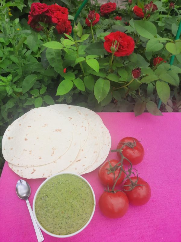 Неплохой соус: как приготовить зеленую пасту из листьев хрена и грецких орехов