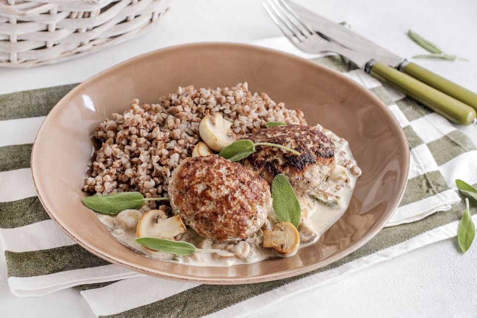 Котлеты из свинины с грибным соусом и гречкой: легкий и вкусный рецепт